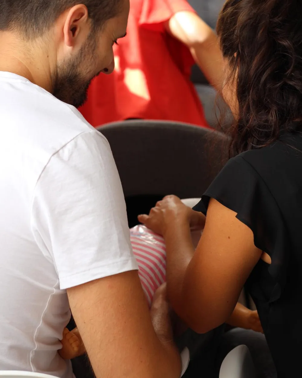 Un couple s'exerce ensemble sur un mannequin nourrisson pendant une formation Famille de Sauveteurs