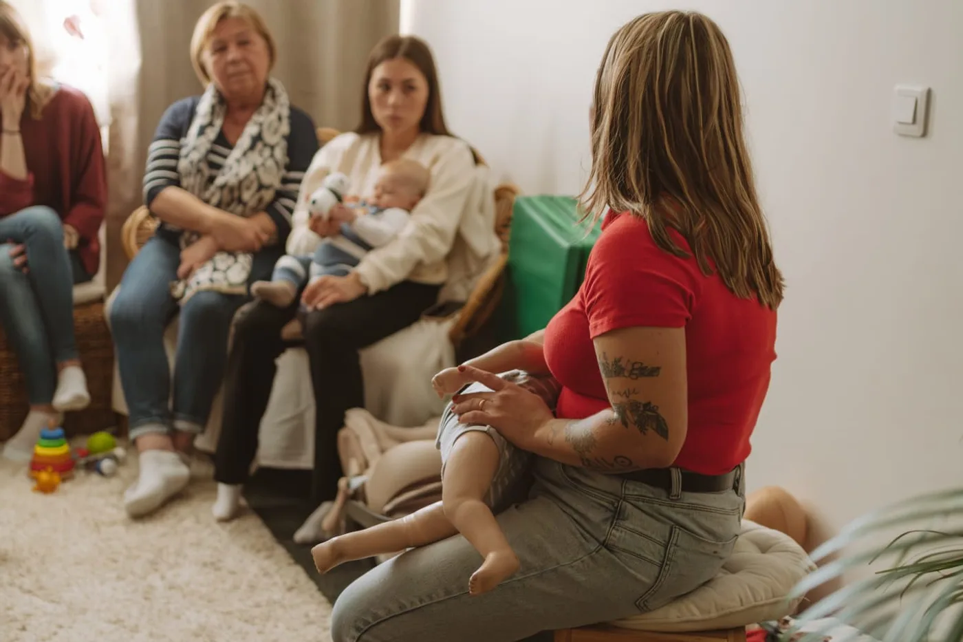 Une formation aux premiers secours dans le salon d'une famille