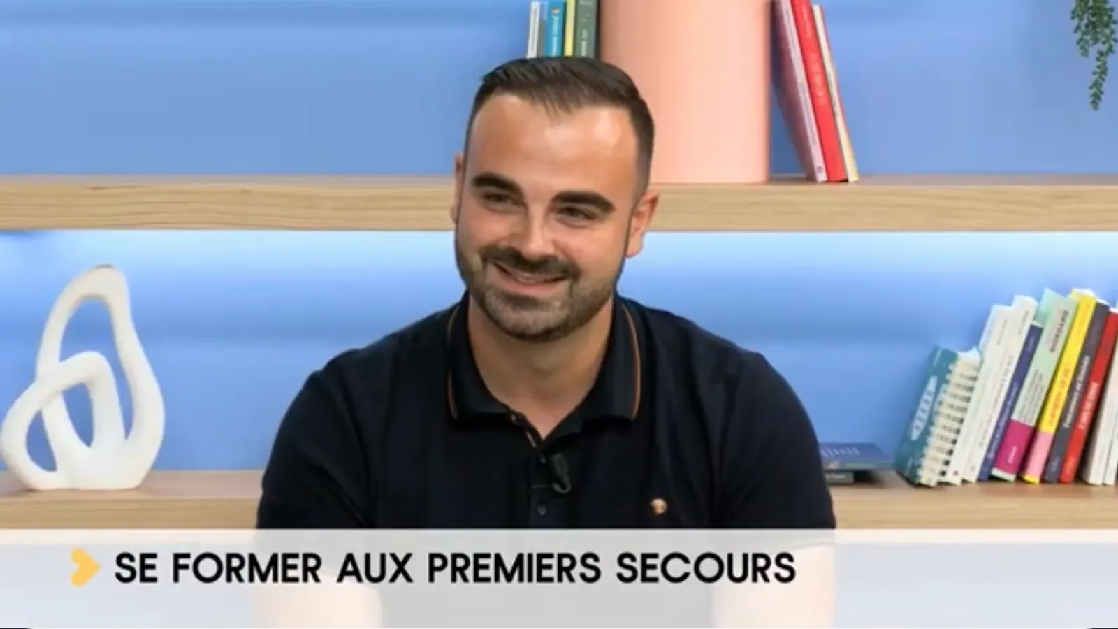 Kévin Rocamora, fondateur de Famille de Sauveteurs, sur le plateau de Mieux Média, sous le bandeau « Se former aux premiers secours »